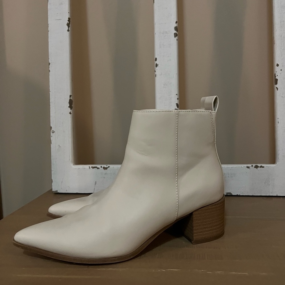 Womens Universal thread white boots size 8 1/2